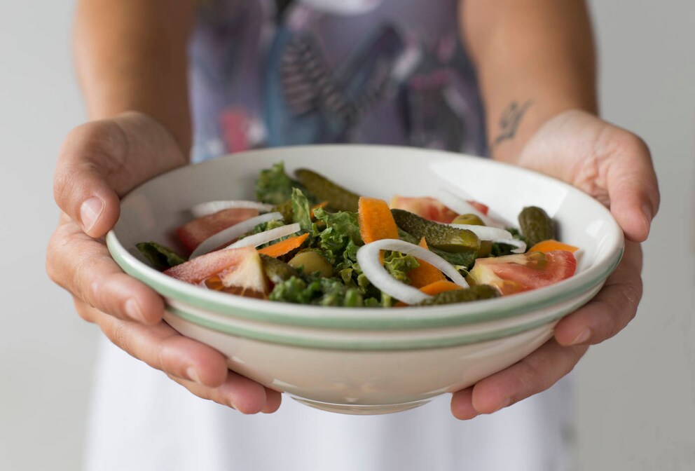 Verdauungsprobleme: Sollte man abends lieber keinen Salat essen?