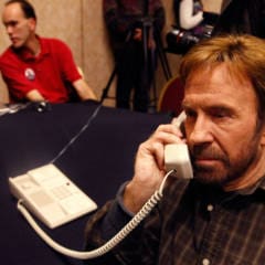 Chuck Norris am Telefon