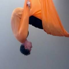 Jost Blomeyer beim Aerial Yoga