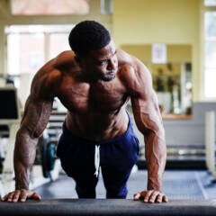 Massephase: Muskulöser Mann beim Training im Fitnessstudio