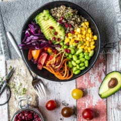 Quinoa-Veggie-Bowl: Leben Vegetarier und Veganer gesünder?