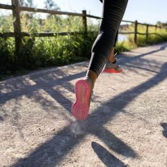 Trainingsplan Halbmarathon: Frau beim Joggen