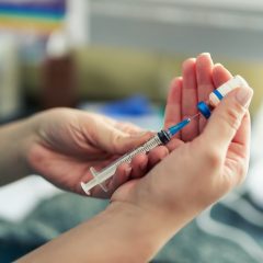 Impfstoff Corona schwerer: Eine Ärztin zieht eine Spritze mit einem Impfstoff gegen Corona auf