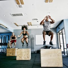 Sprungkraft steigern: Zwei Männer und eine Frau beim Sprungtraining im Gym