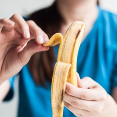 jeden Tag Banane essen: Frau schält Banane