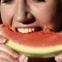 Wassermelone weißer Rand essen: Frau beißt in Wassermelone