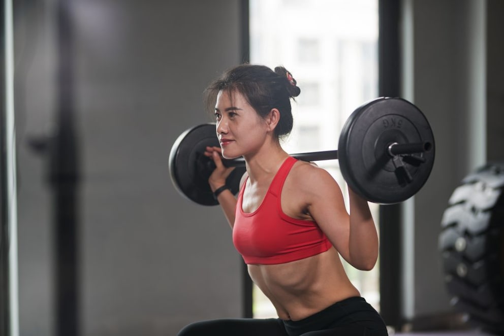 Short dumbbells weigh less and are more manageable, suitable for CrossFit and beginners