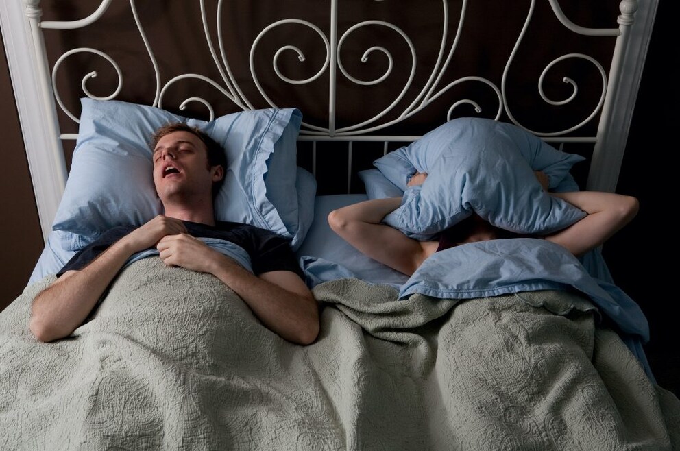 schnarchen gesundheit: Zwei Personen im Bett
